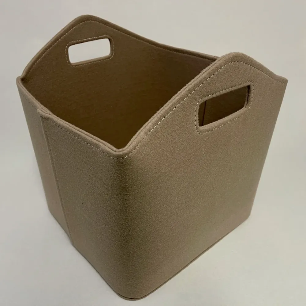 Høykvalitets vedkurv i beige filt